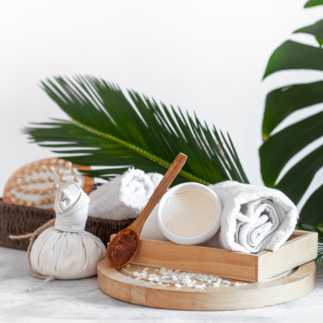 eine zweite Flasche mit einer Fluessigkeit, daneben Blaetter