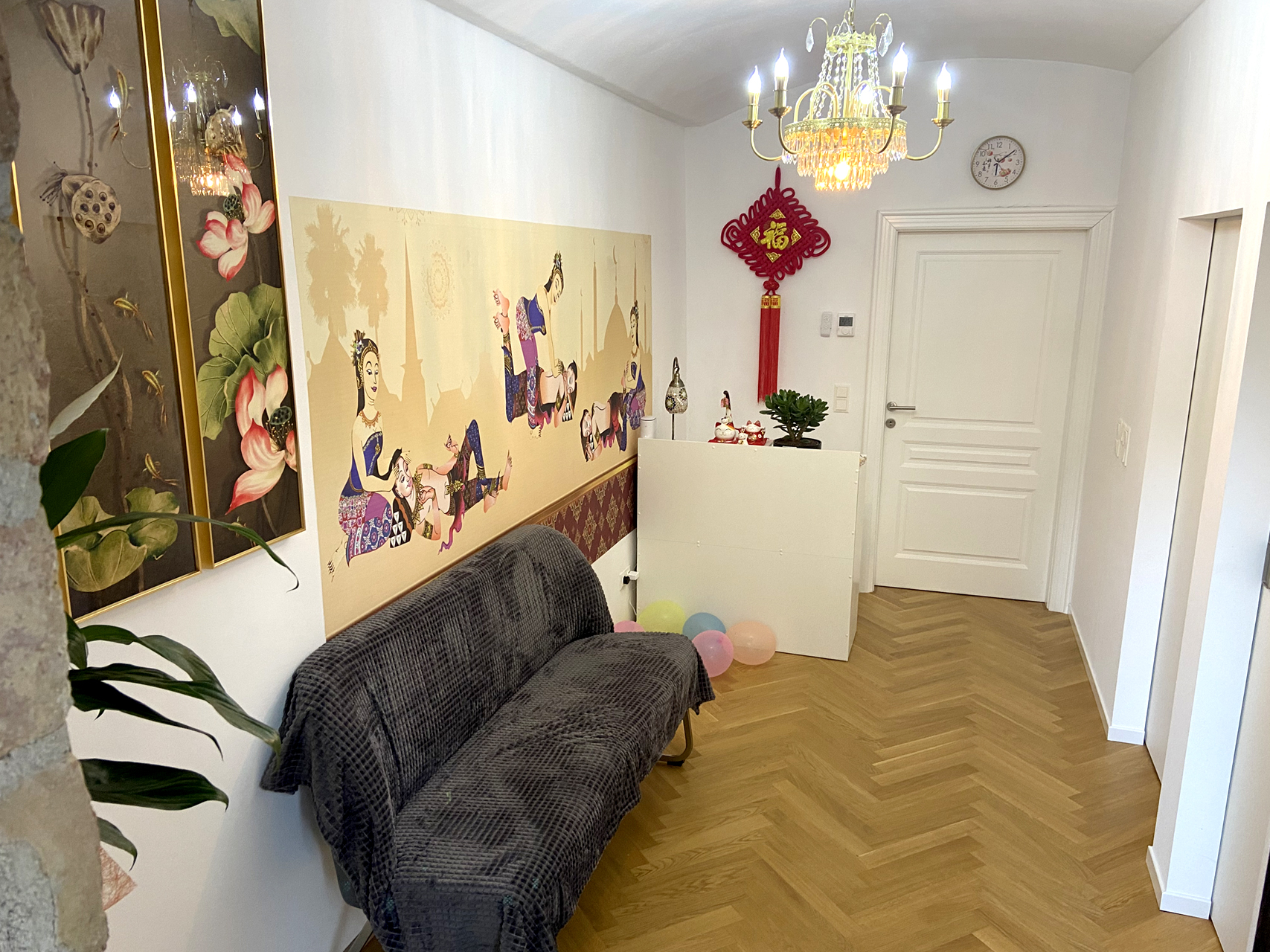 2 Massagebetten mit Handtücheren darauf