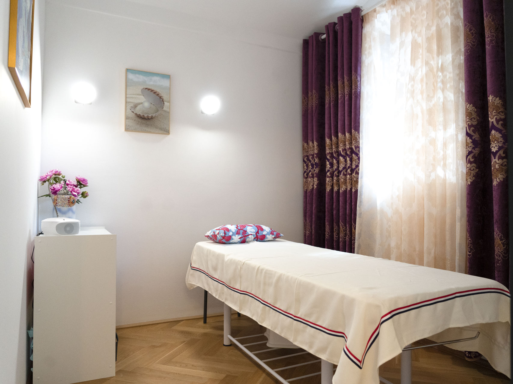 ein Massagebett mit Handtüchern darauf in einem freundlichen raum